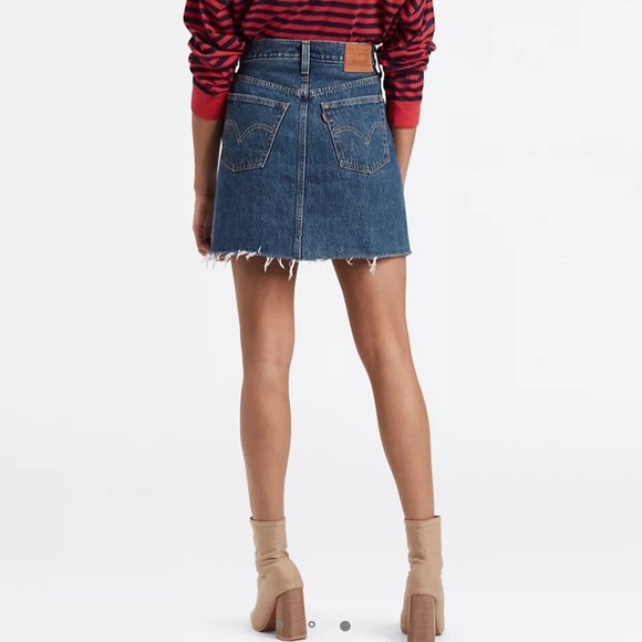 Levi’s High Rise Denim Mini Skirt Deconstructed Iconic Boyfriend Size 25 NWT - Picture 2 of 16